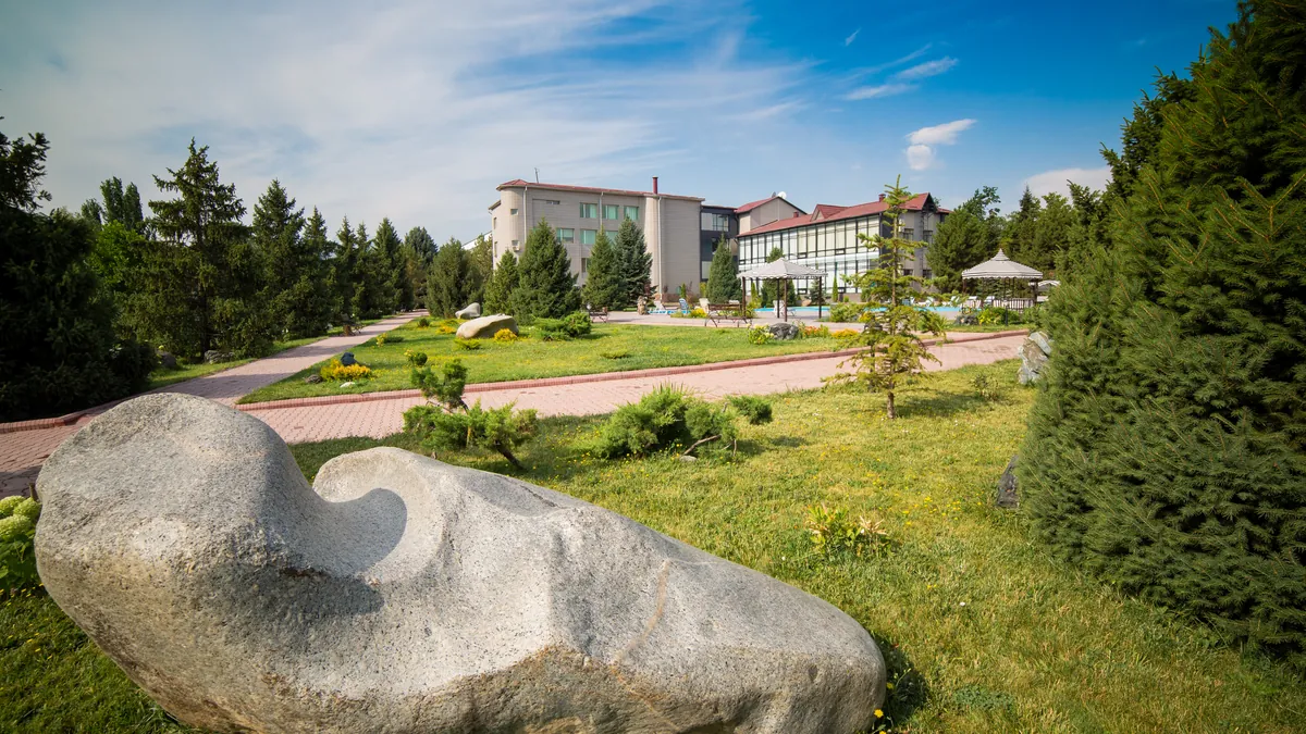 Территория клиники 6