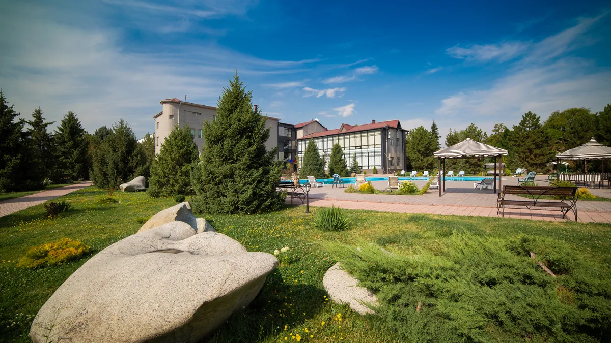 Территория клиники 7