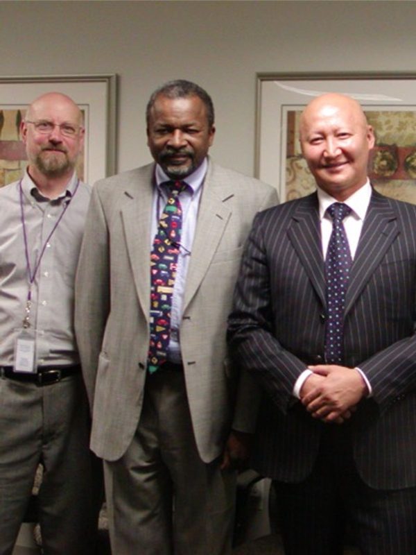 البروفيسور نزارالييف يلقي محاضرة